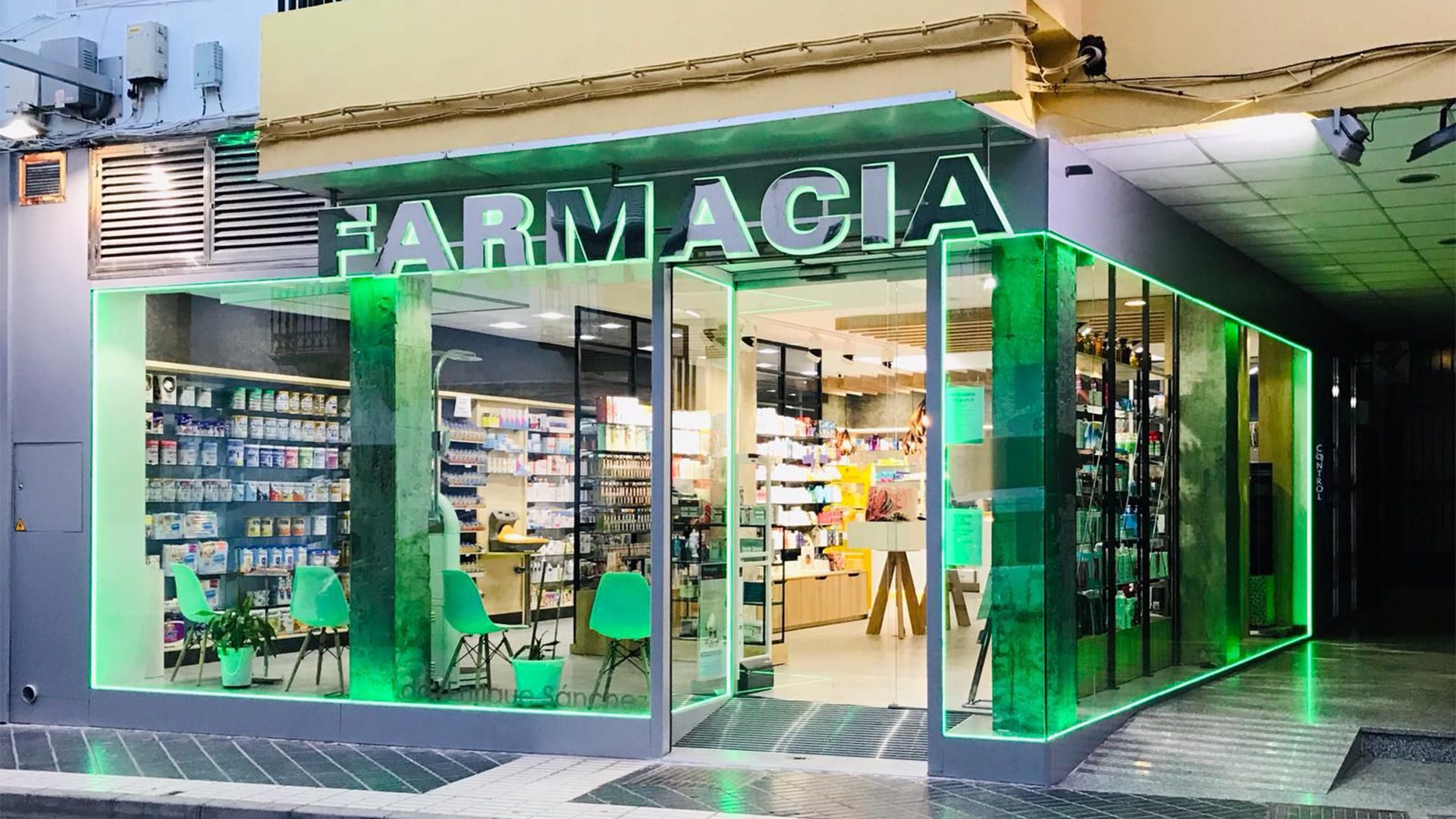 Fachada da Farmácia Enrique Sánchez