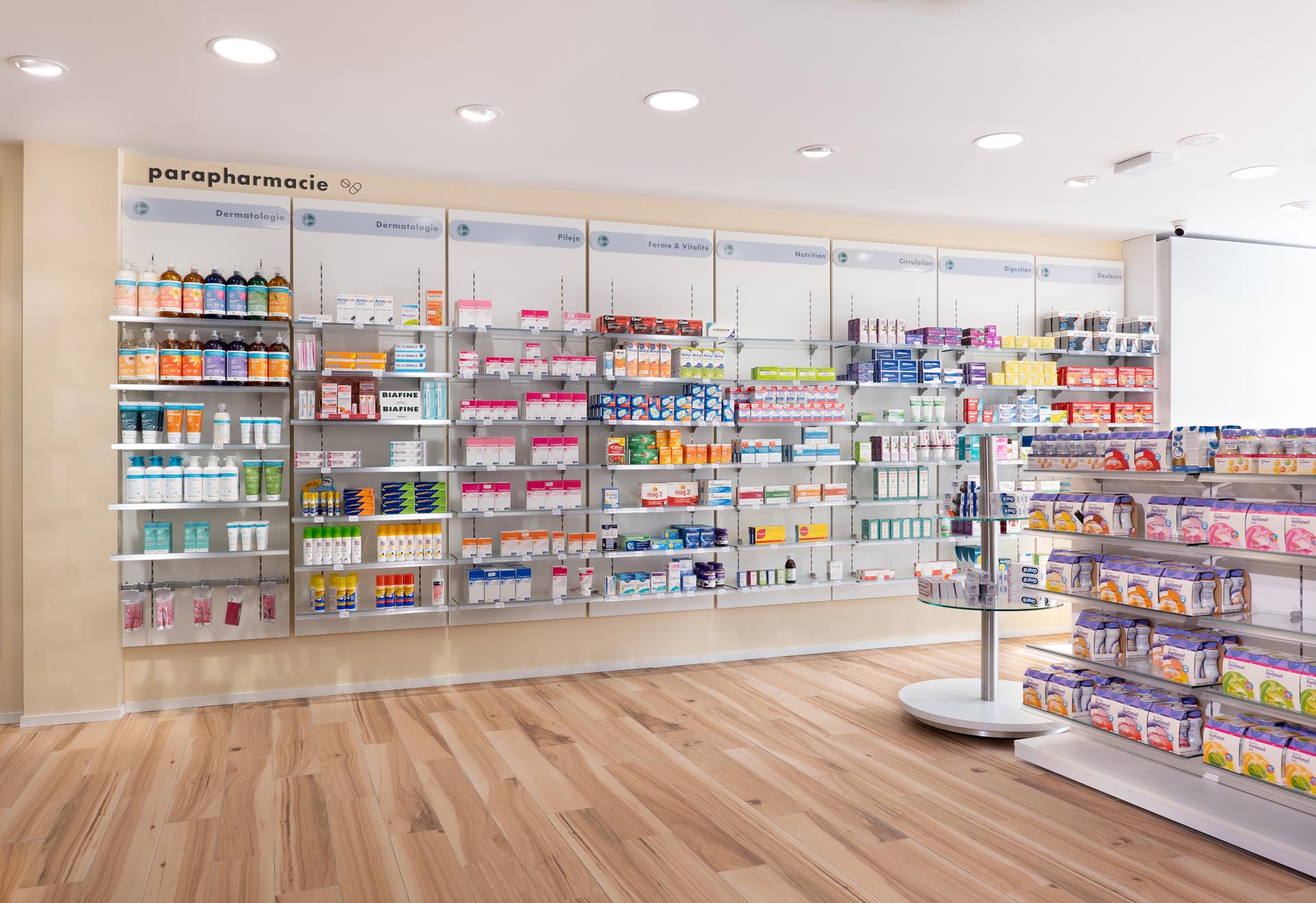 Pharmacie de l’Ornain_Mai2022_AgenceMEDD–PSA26794PhotoChristopheMonterlos Pharmacie de l'ornain, remodelacao de interiores. Mobiliario comercial por medida.