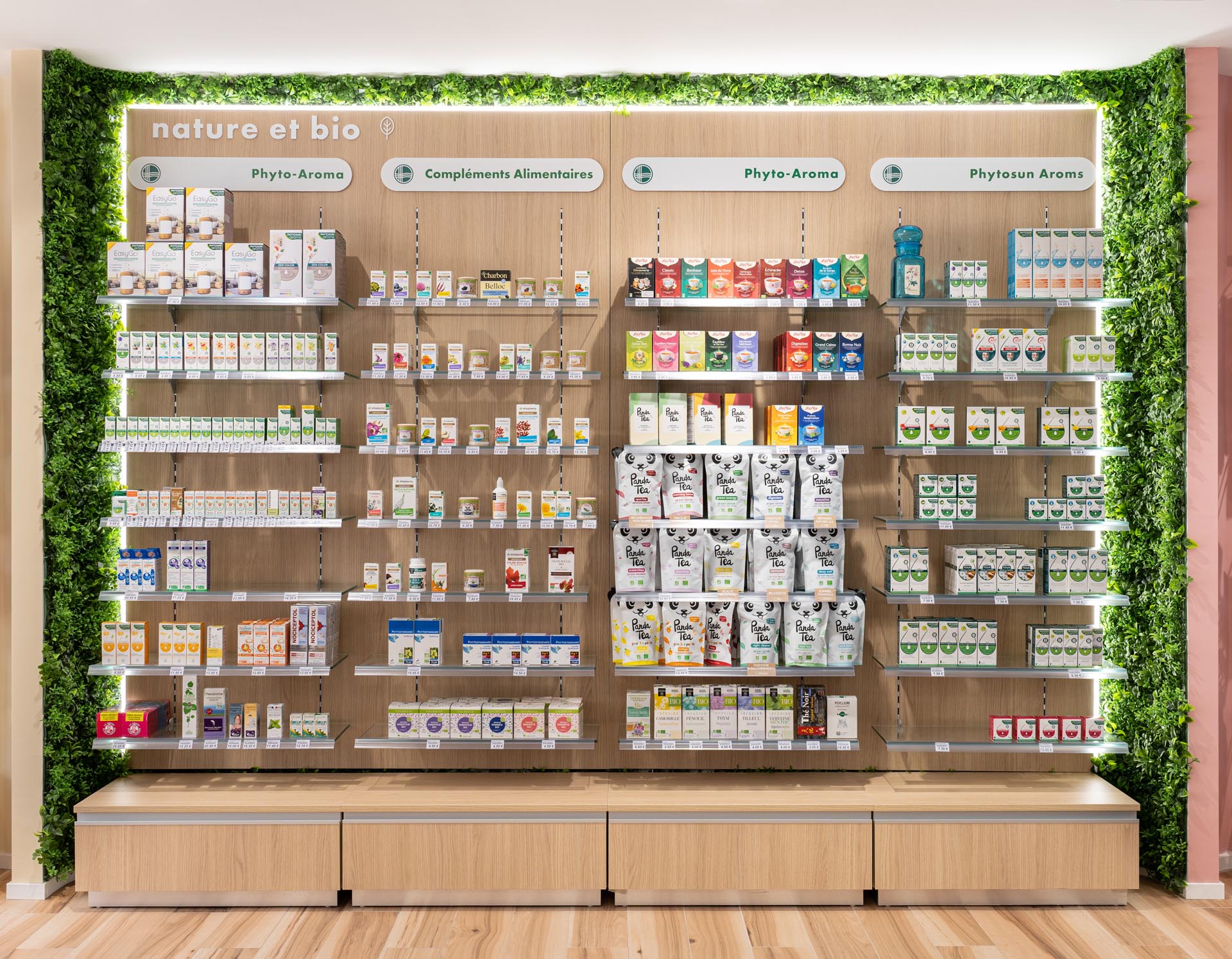 Pharmacie de l’Ornain_Mai2022_AgenceMEDD–PSA26809PhotoChristopheMonterlos Pharmacie de l'ornain, remodelacao de farmacia, design de interiores, decoracao, a importancia da luz, plantas de interior.Mobiliario comercial por medida. Feature wall.