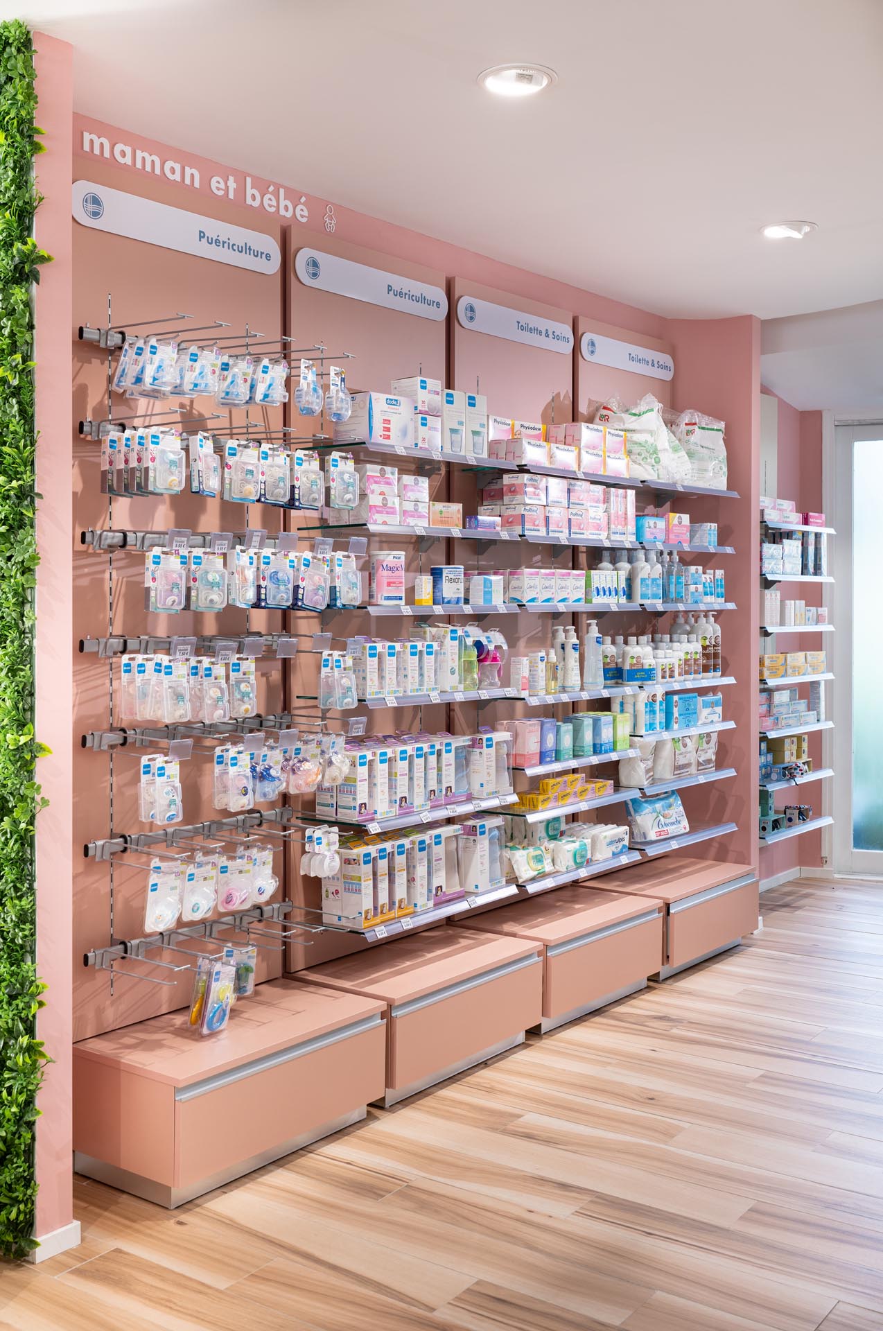 Pharmacie de l’Ornain_Mai2022_AgenceMEDD–PSA26833PhotoChristopheMonterlos pharmacie de l'ornain, remodelacao, design de interiores, decoracao, a importancia da luz, plantas de interior.