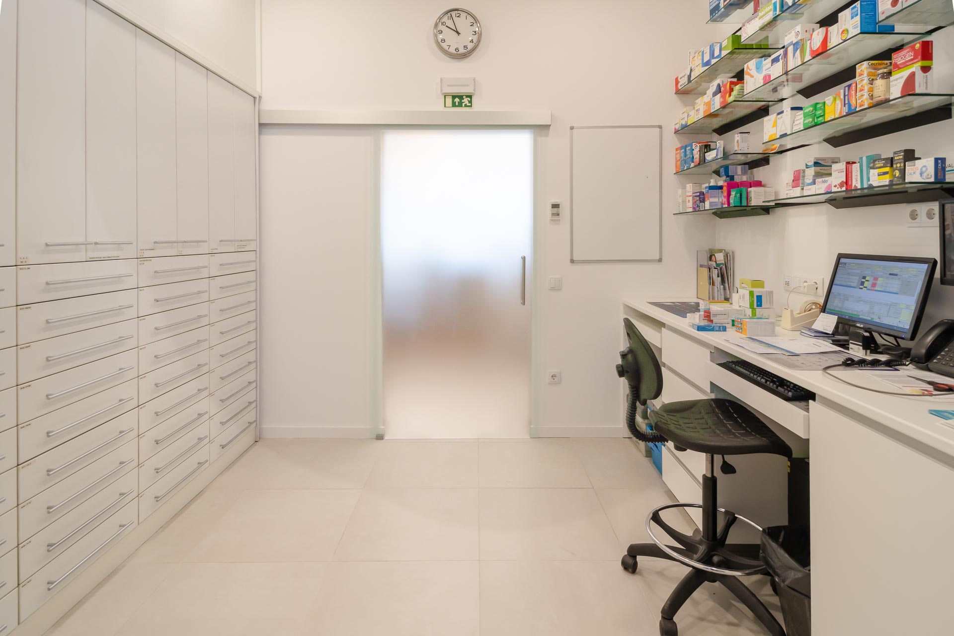 farmacia-portas-da-maia-1 Backoffice de farmacia custom-made. Armário para medicamentos. Mobiliario a medida para farmacia.