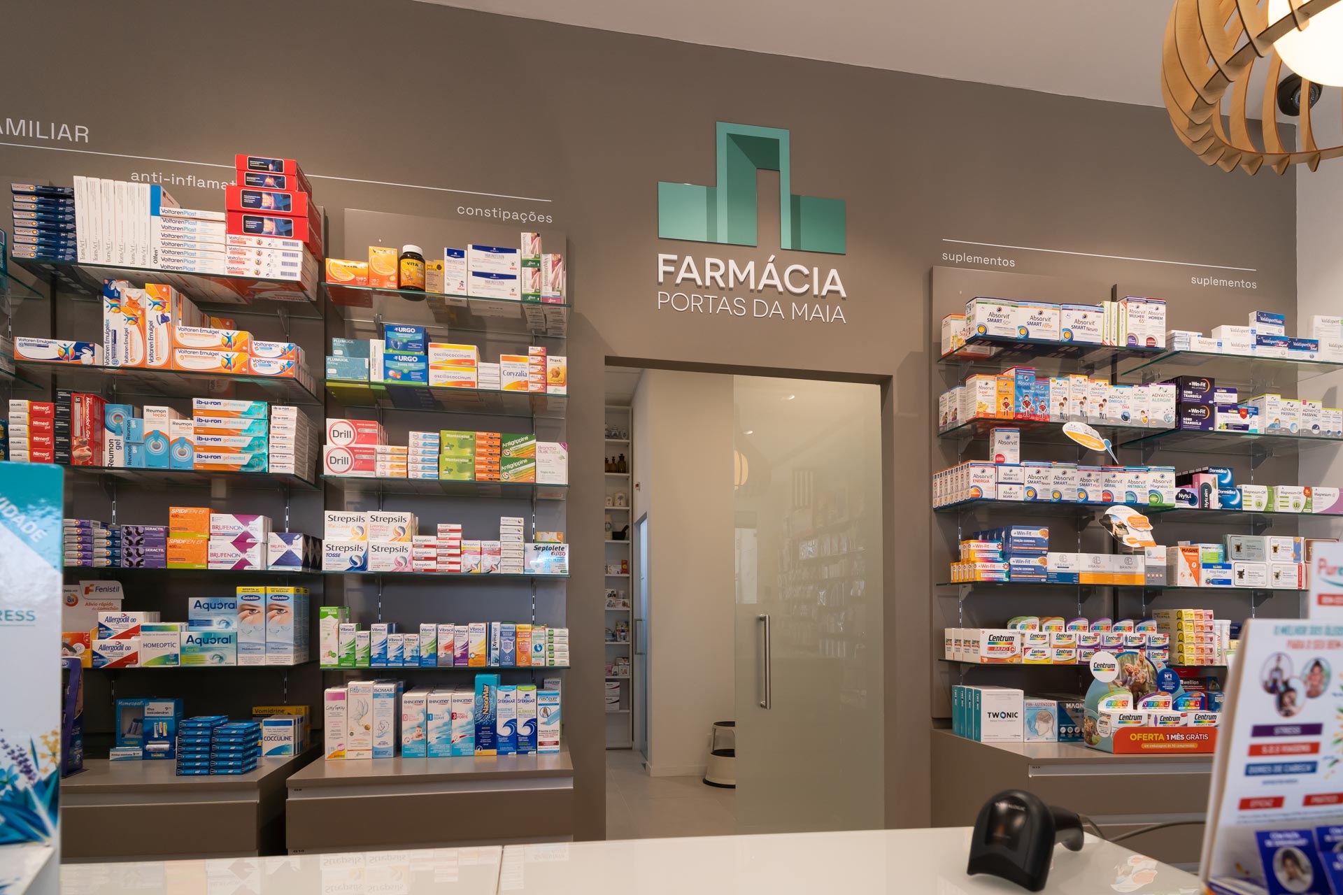 farmacia-portas-da-maia-11 Renovação de farmacias. Visual merchandise para farmacias. como expor os produtos em farmacia. Expor produtos dermocosmetica e saúde.