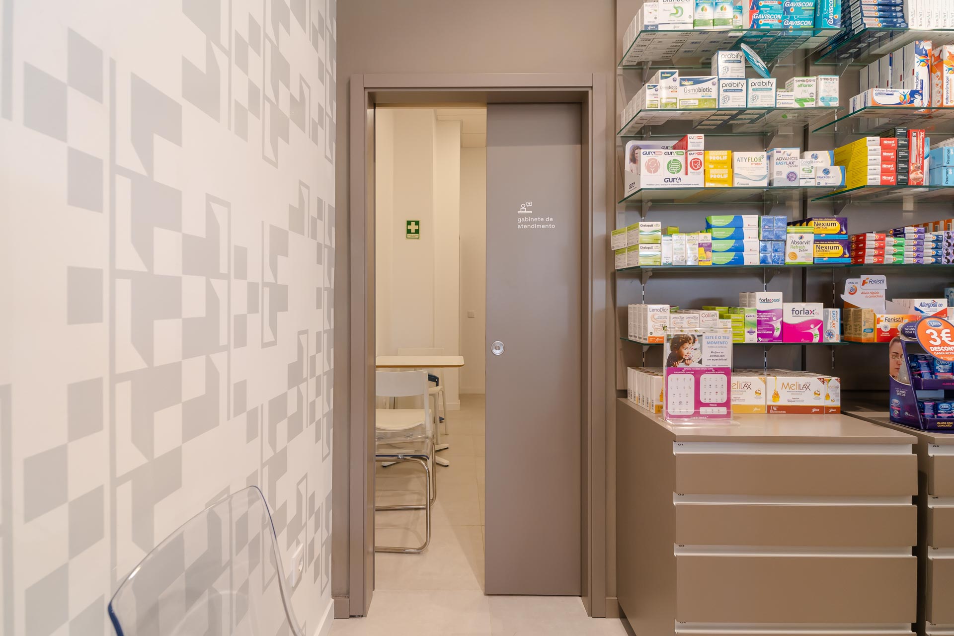 farmacia-portas-da-maia-12 Gabinete de privacidade em farmacia. Design de interiores. Identidade de marca. A importancia da identidade visual.