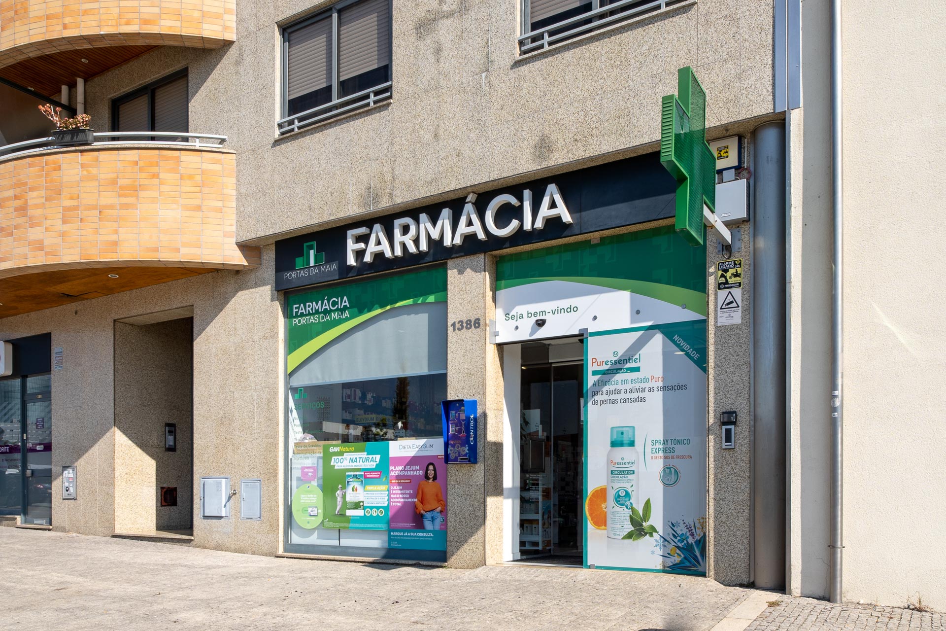 farmacia-portas-da-maia-13 Como aumentar a farmacia? remodelacao de farmacia. fachada de farmacia renovada. farmacias porto. farmacias maia. cruz de farmacia. cruz luminosa para farmacia.