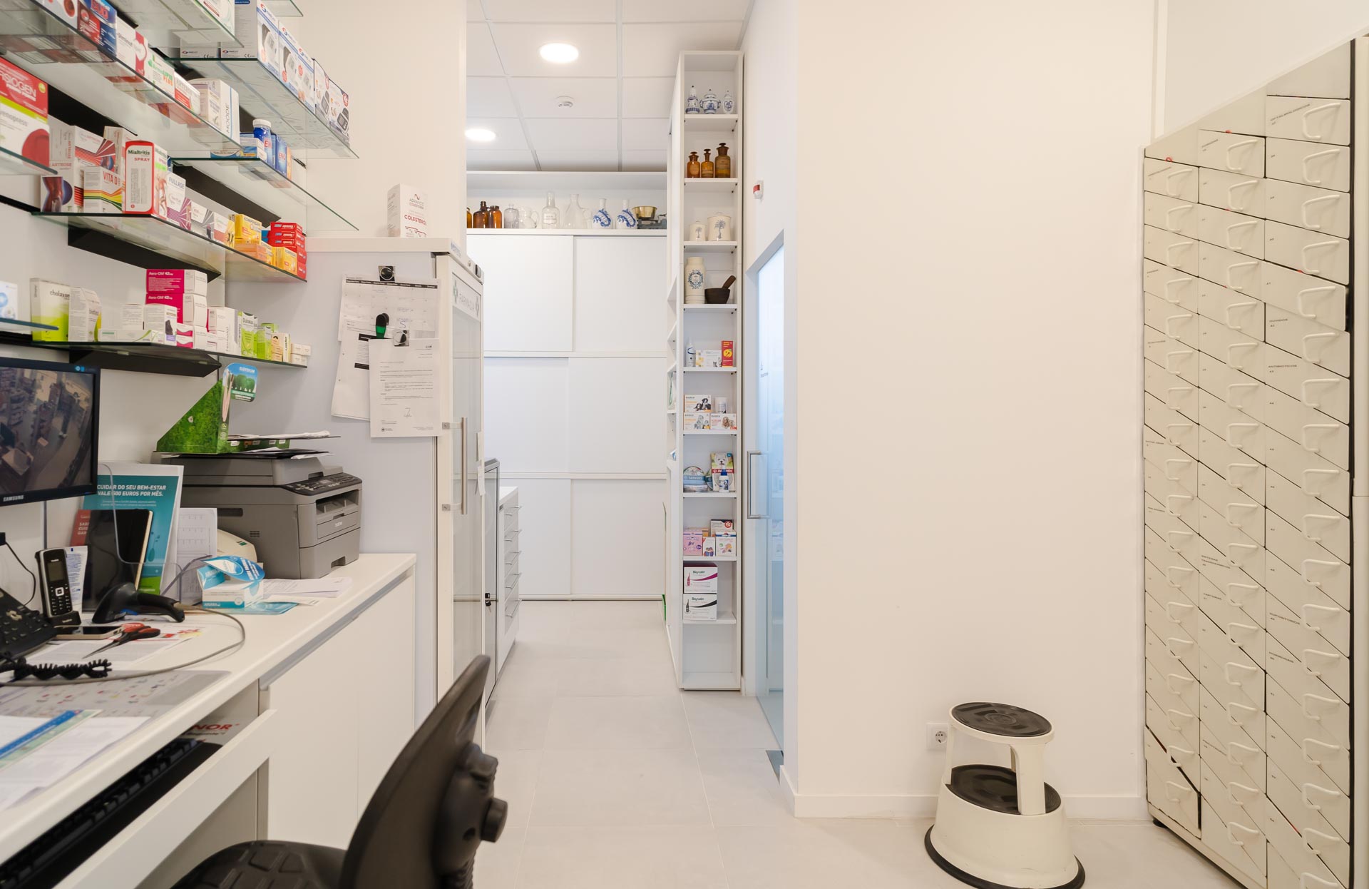 farmacia-portas-da-maia-3 Design de interiores. Identidade de marca. A importancia da identidade visual. Backoffice de farmacia funcional.