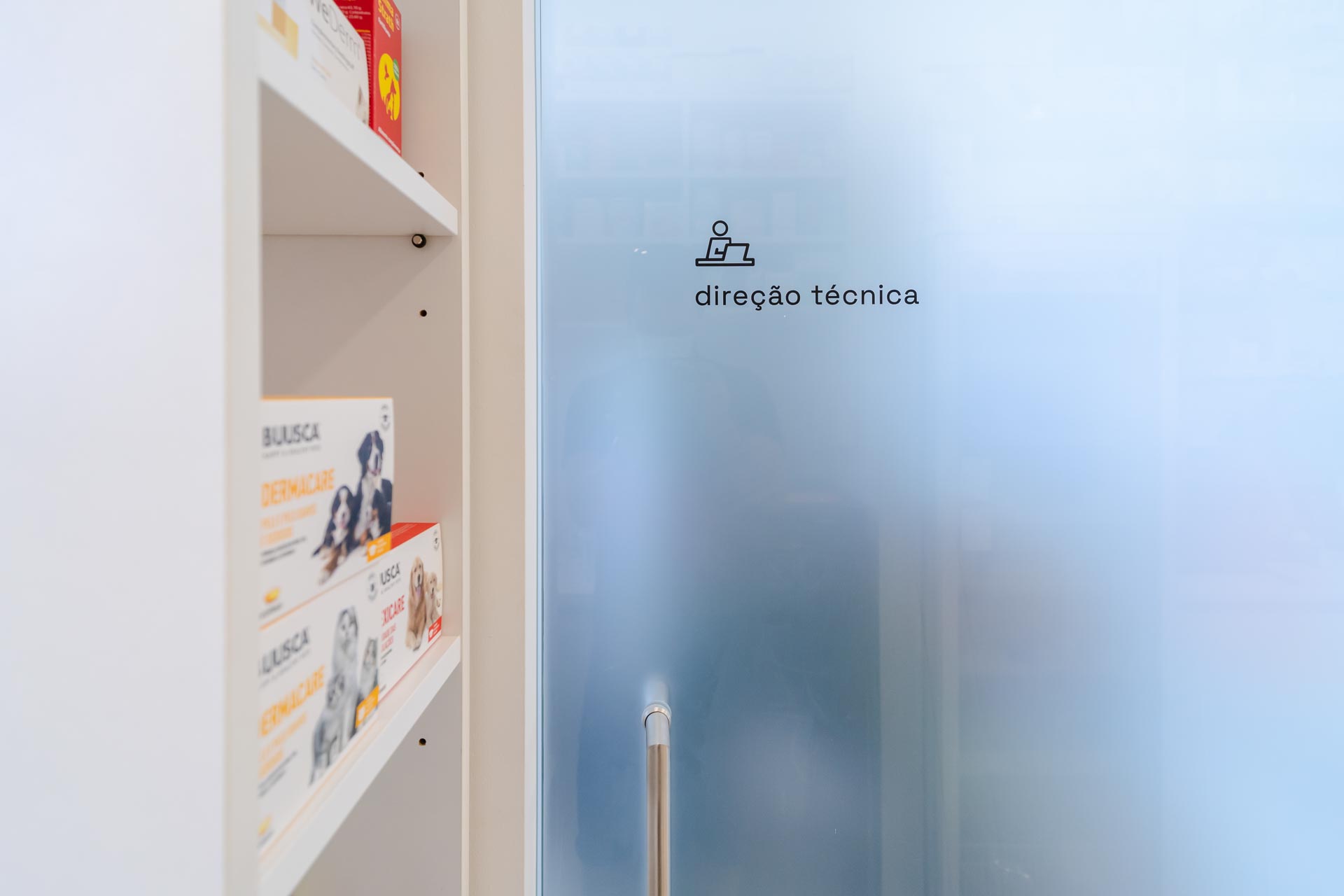farmacia-portas-da-maia-7 Design de interiores. Identidade de marca. A importancia da identidade visual. Farmacia veterinaria. Backoffice de farmacia funcional.