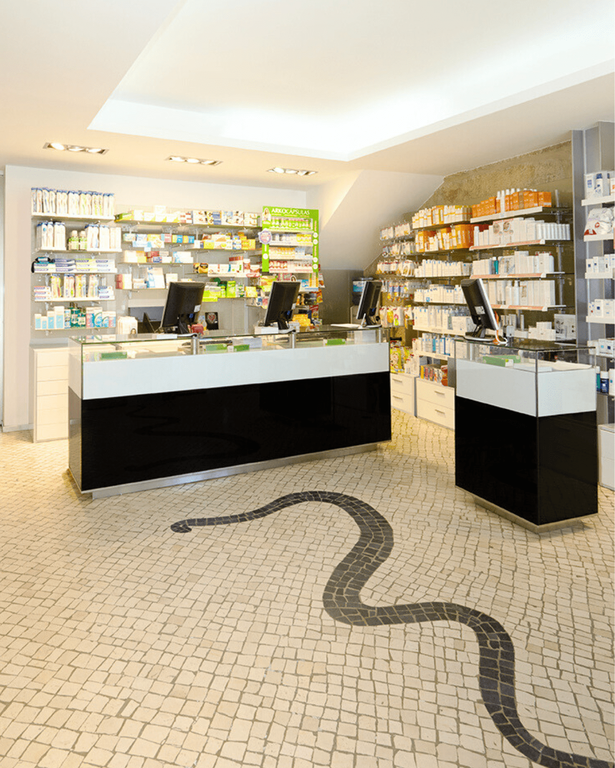 Farmácia Moderna Barcelos – Medd Design Balcão de atendimento personalizado na Farmácia Moderna Barcelos, mobiliário técnico desenhado pela Medd Design.