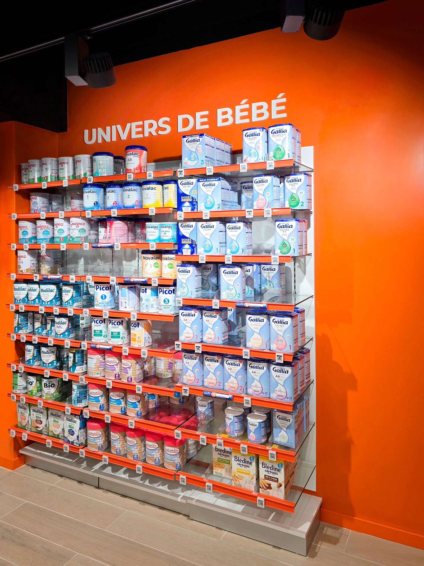 Pharmacie Colombia Lafayette – Medd Agencement Rayonnages et linéaires en bois clair à la Pharmacie Colombia Lafayette, conçus pour une présentation claire et ergonomique des produits, par Medd Agencement.