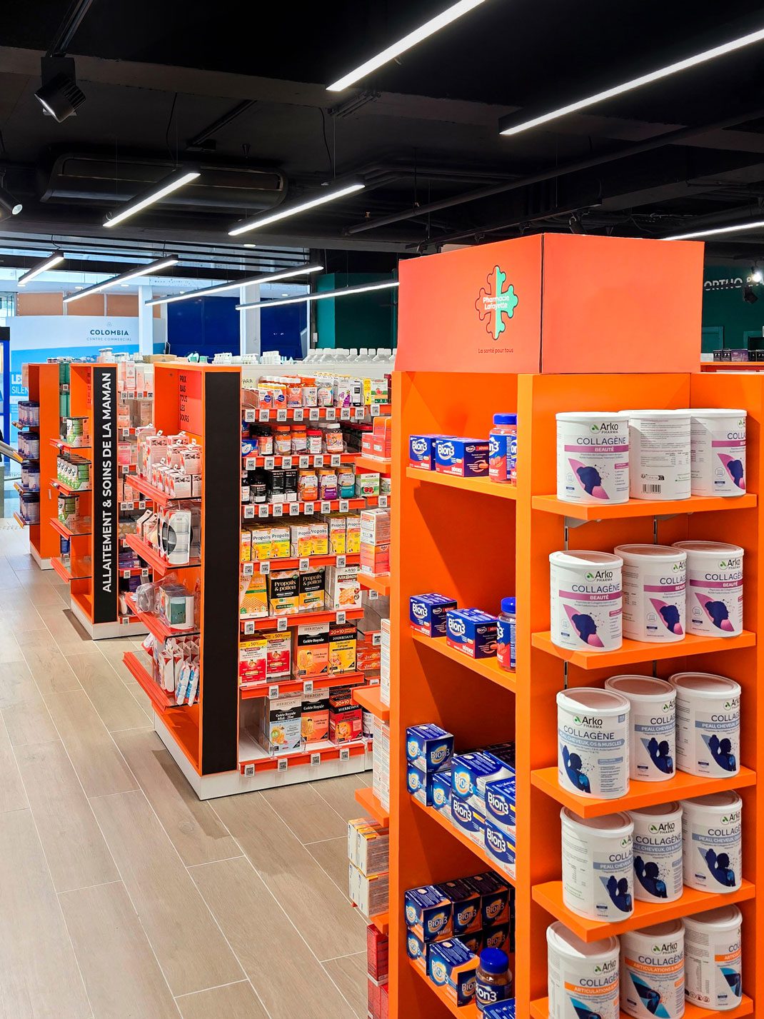 Pharmacie Colombia Lafayette – Medd Agencement Intérieur lumineux de la Pharmacie Colombia Lafayette avec mobilier sur mesure en bois clair et éclairage intégré, projet Medd Agencement.