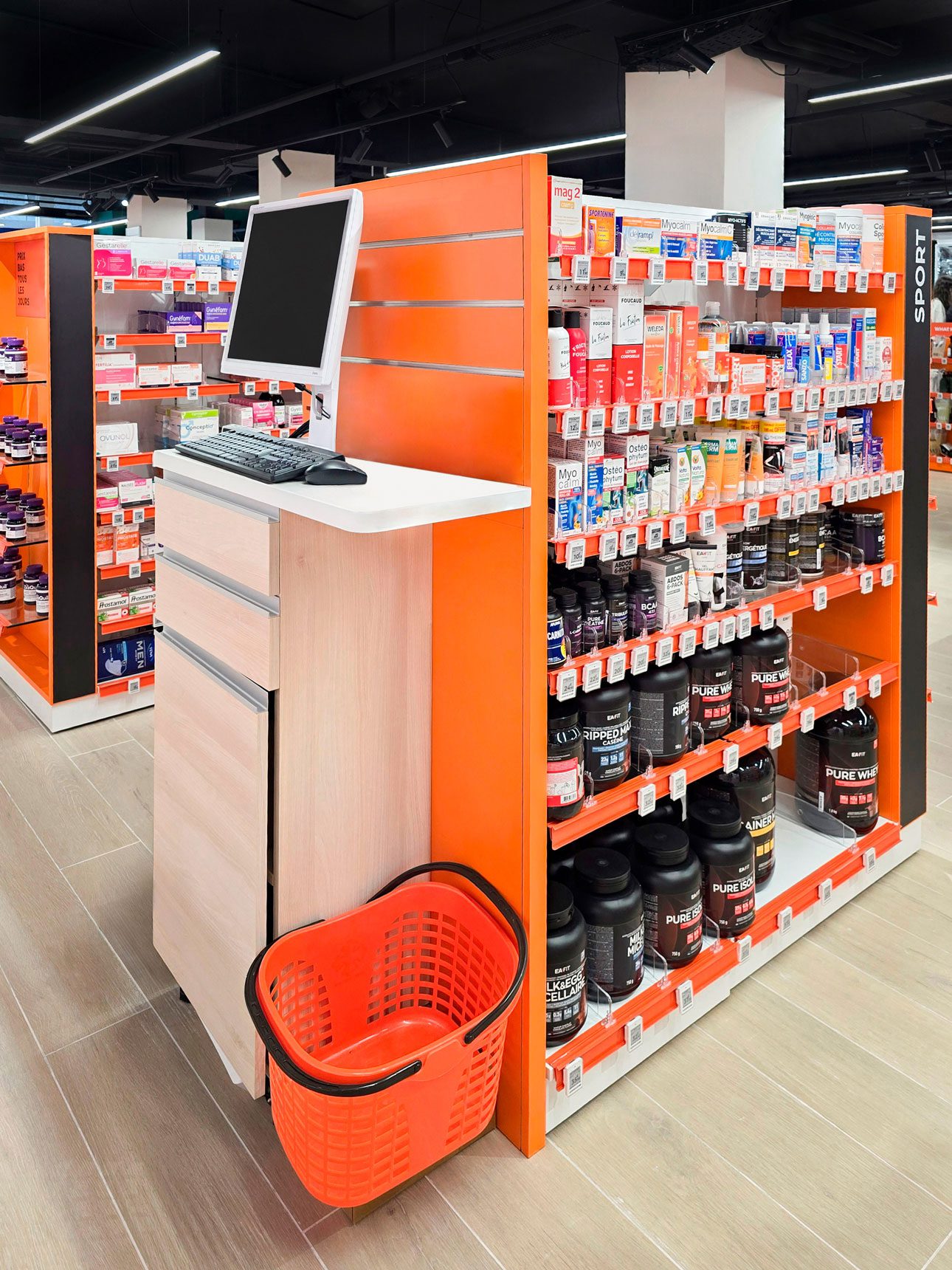 Pharmacie Colombia Lafayette – Medd Agencement Intérieur de la Pharmacie Colombia Lafayette conçu par Medd Agencement, avec mobilier sur mesure en bois clair, éclairage intégré et parcours client fluide.