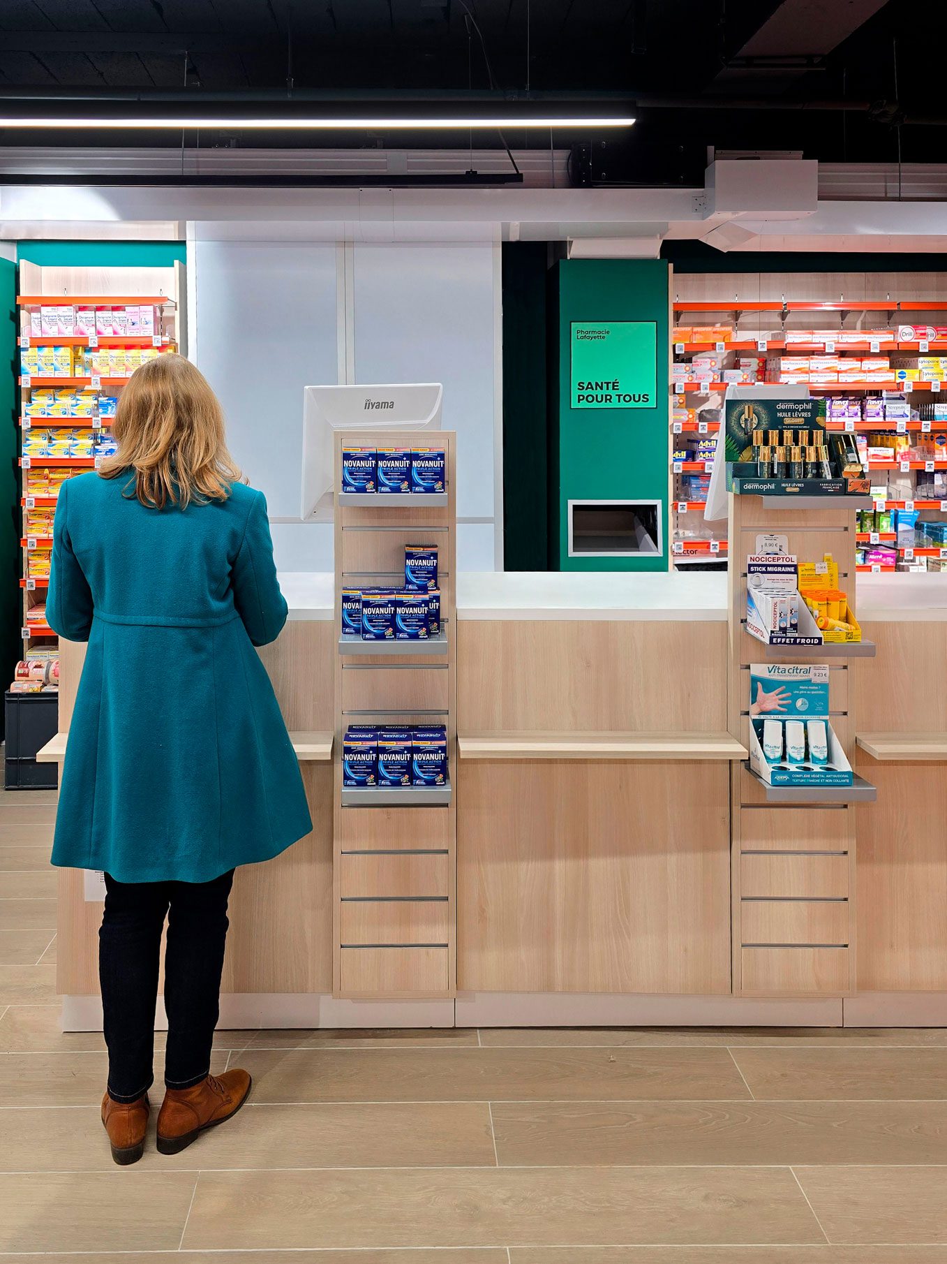 Pharmacie Colombia Lafayette – Medd Agencement Comptoirs minimalistes de la Pharmacie Colombia Lafayette avec éclairage intégré et finitions bois claires, signés Medd Agencement.