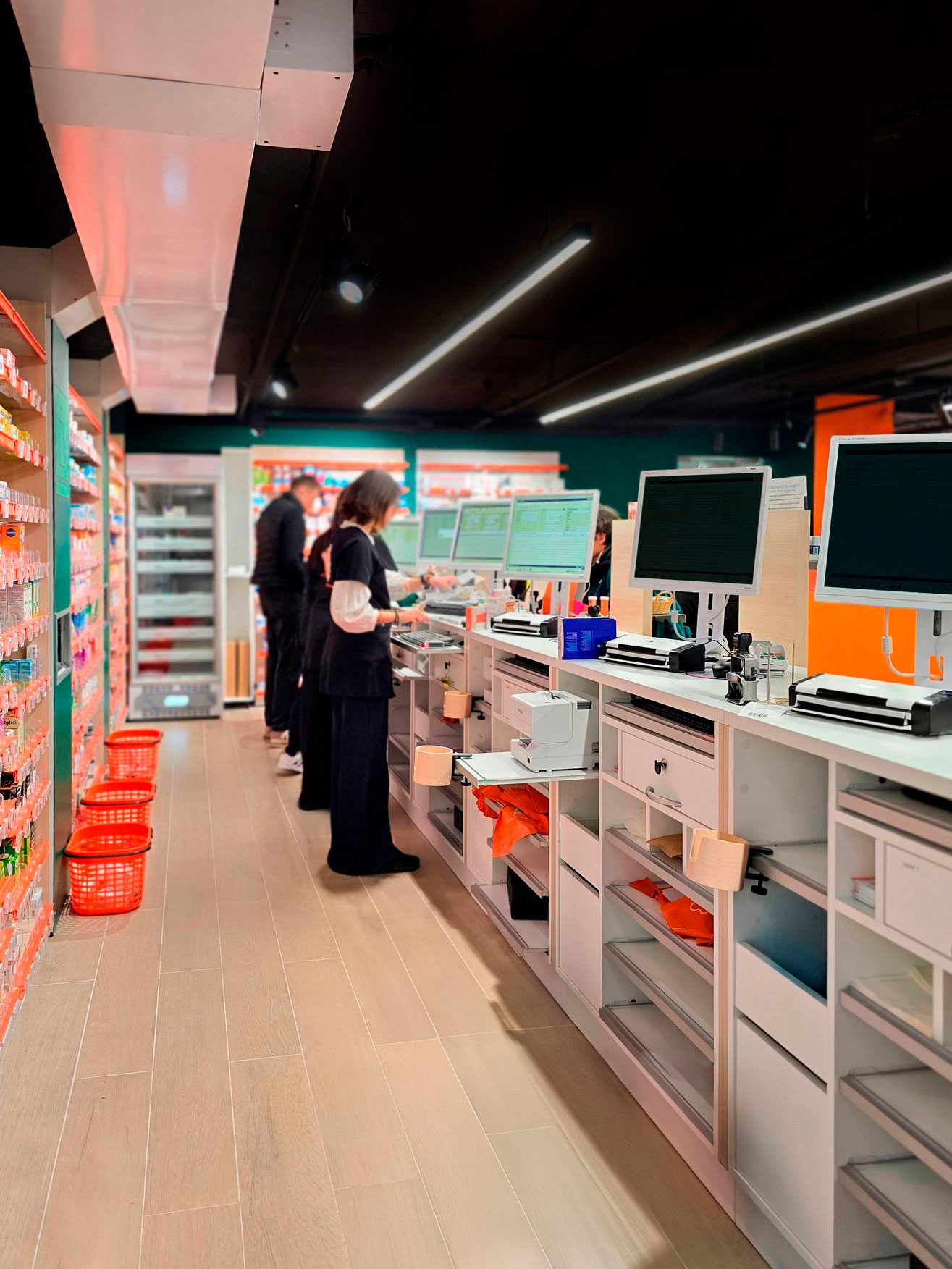 Pharmacie Colombia Lafayette, projet Medd Agencement Comptoirs de la Pharmacie Colombia Lafayette avec design épuré, lignes droites et éclairage fonctionnel, réalisés par Medd Agencement.