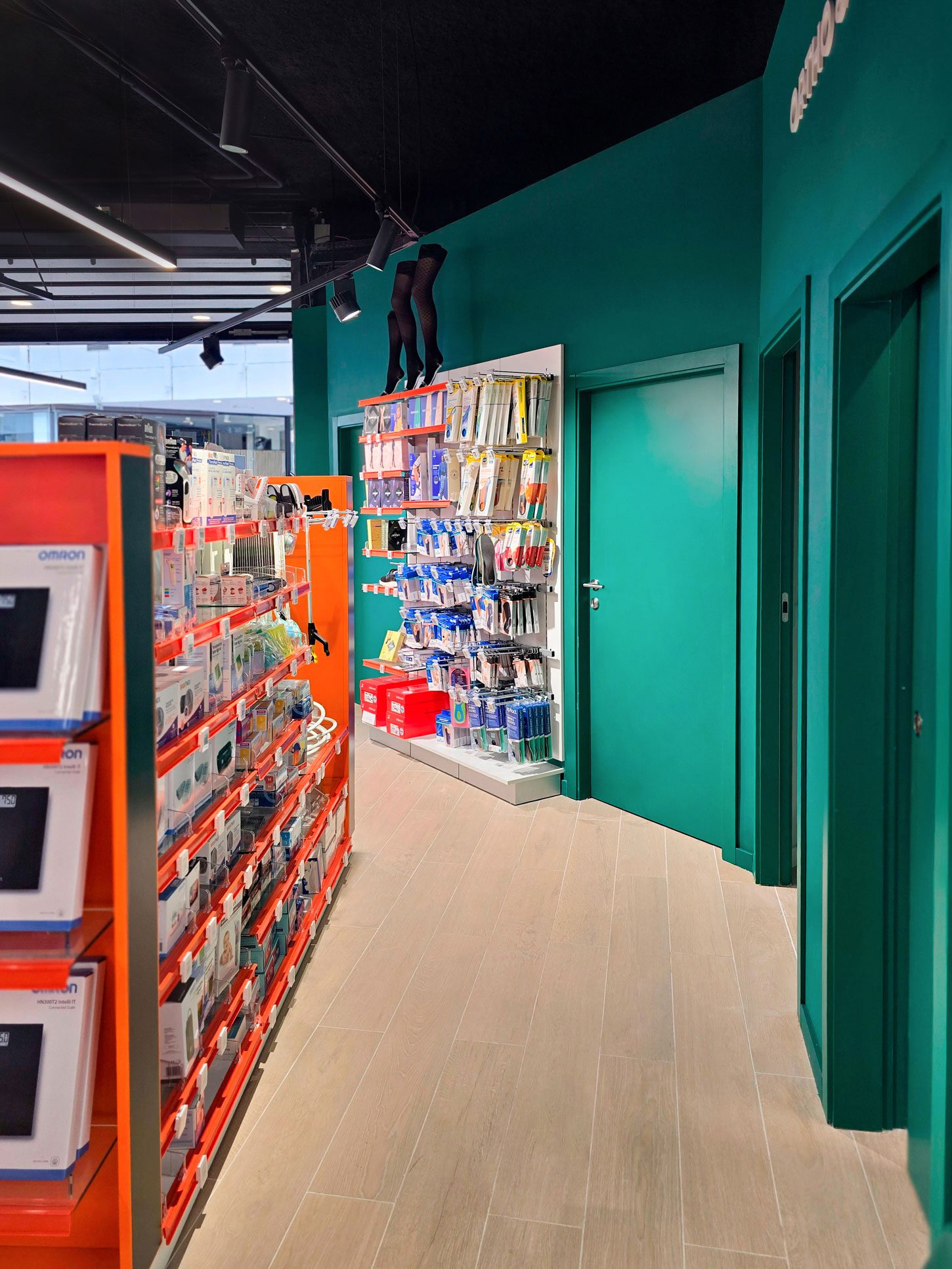 Pharmacie Colombia Lafayette – Medd Agencement Présentoirs sur mesure en bois naturel dans la Pharmacie Colombia Lafayette, créant une ambiance chaleureuse et contemporaine — Medd Agencement.