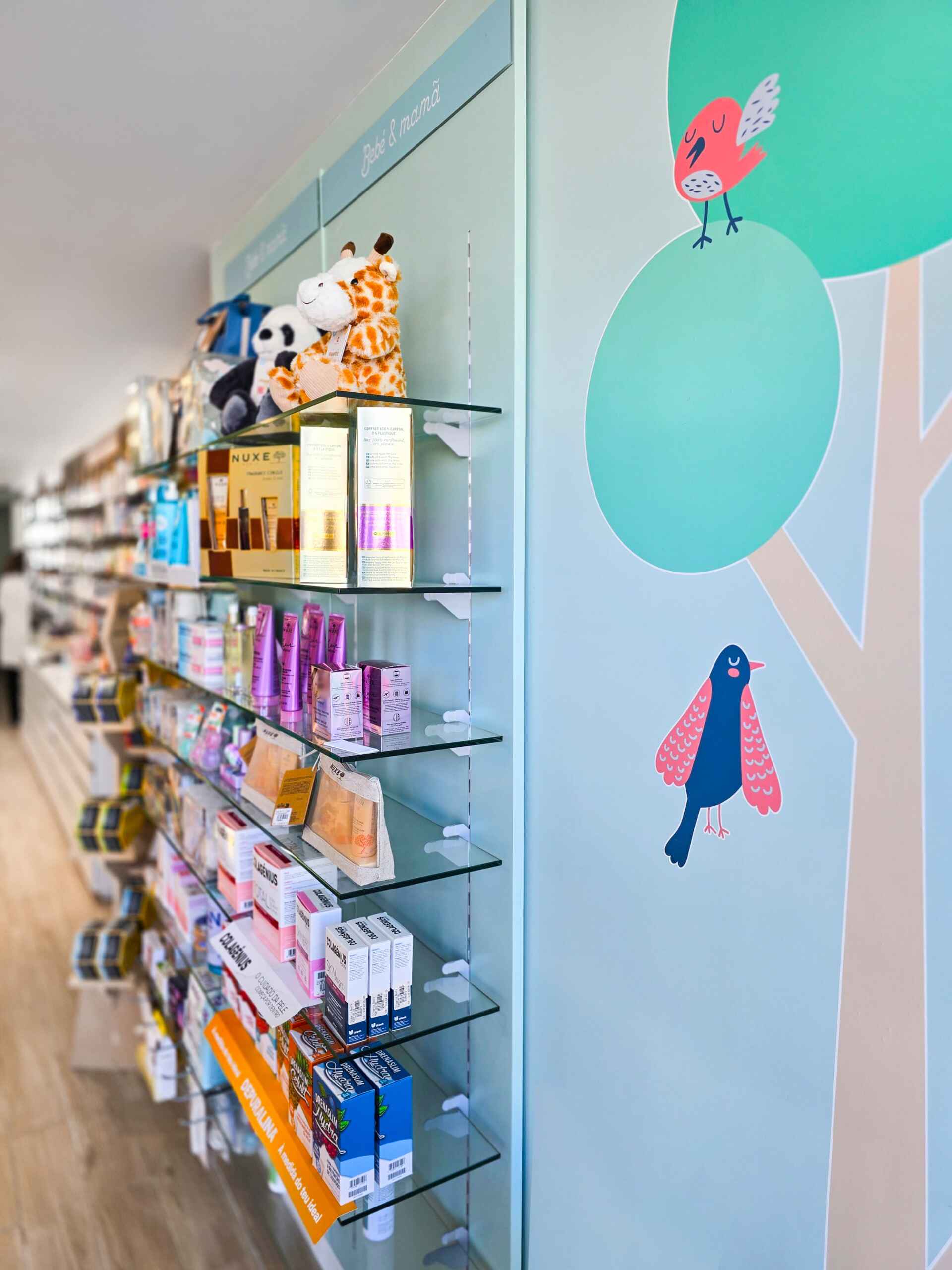 Farmácia Batista Coimbra – Medd Design Ilustração vibrante e acolhedora na parede da zona infantil da Farmácia Batista Coimbra, ambiente criado pela Medd Design.