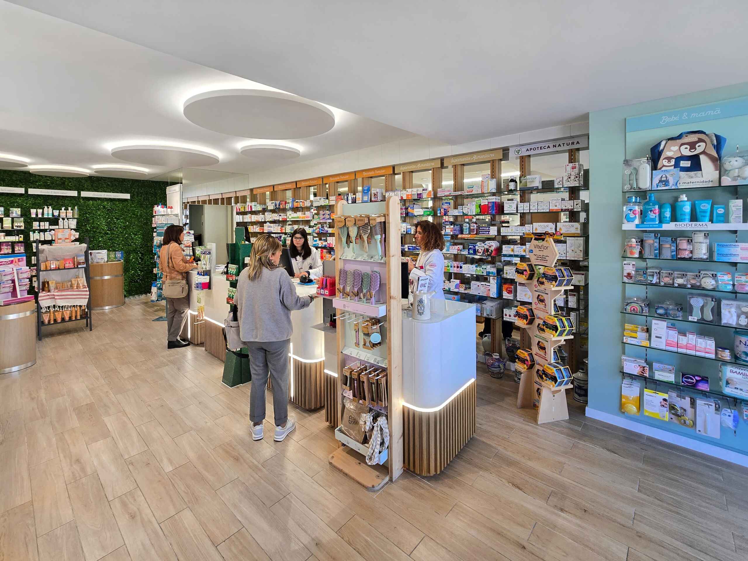 Farmácia Batista Coimbra – Medd Design Balcões de atendimento com design clean e funcional na Farmácia Batista Coimbra, criados pela Medd Design para melhorar a experiência do cliente.