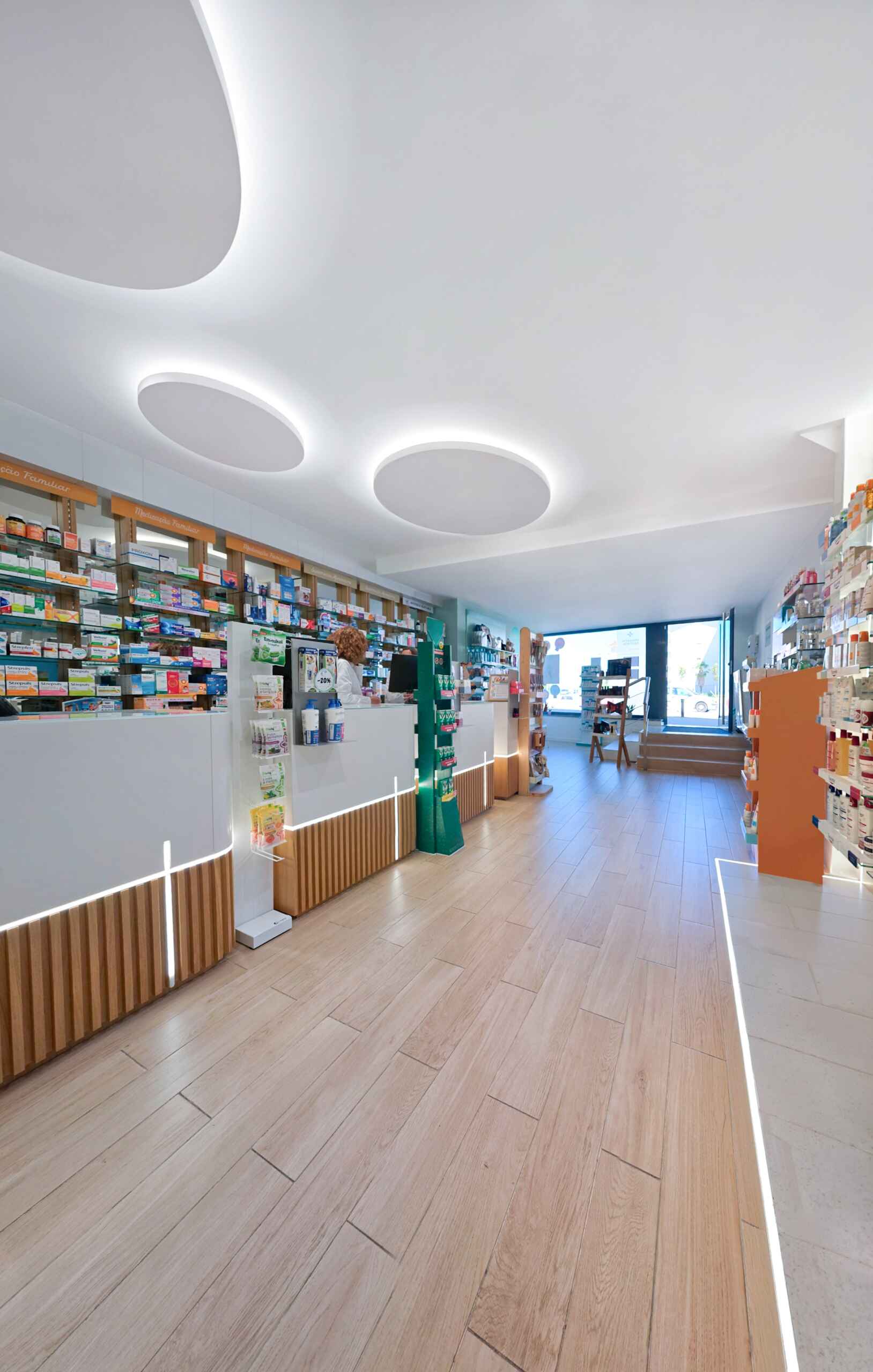 Farmácia Batista Coimbra – Medd Design Balcões funcionais e modernos na Farmácia Batista Coimbra, com design ergonómico e iluminação integrada, projeto Medd Design.