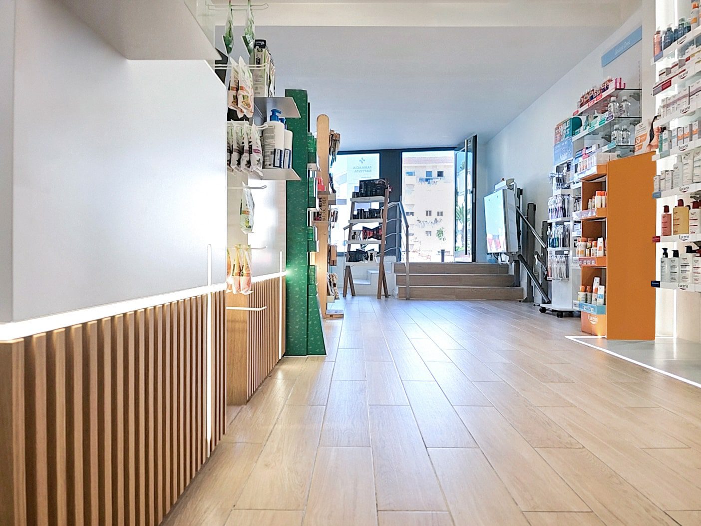 Farmácia Batista Coimbra – Medd Design Balcão de atendimento moderno da Farmácia Batista Coimbra, com linhas simples, iluminação funcional e design assinado pela Medd Design.